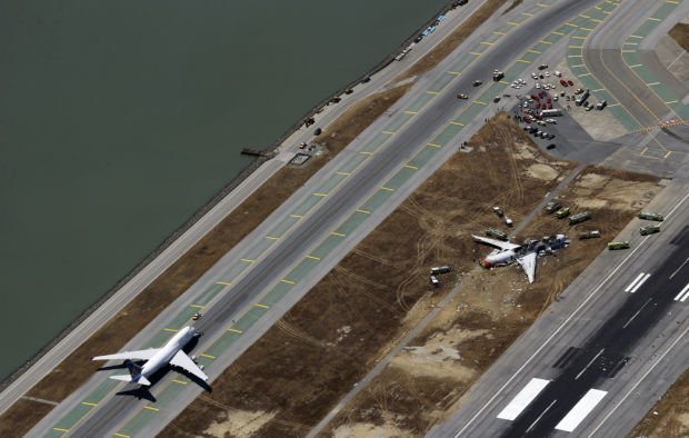 Airliner crashes in San Francisco